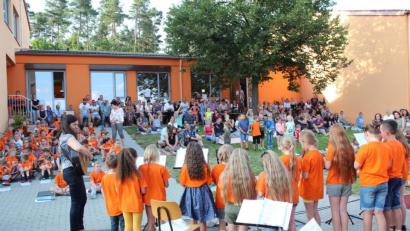 Bild: wec
Die Flötengruppe der Schule mit ihrer musikalischen Schulleiterin, Heidrun Leitz.