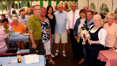 Bild: R. Kreuzer
Oberbürgermeister Kurt Seggewiß hat die Seniorenbetreuer der Alten- und Seniorenclubs zu einer Kaffeestunde eingeladen, um ihnen Danke zu sagen für das Ehrenamt und die Betreuung der Senioren über das Jahr hinweg.