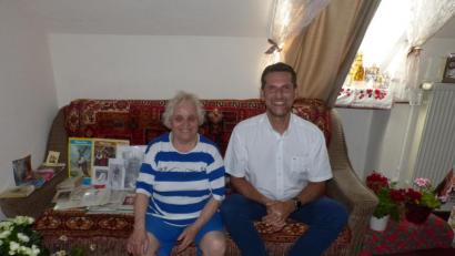 Bild: fm
Rosa Groß freut sich über den Besuch von Bürgermeister Roman Berr an ihrem 80. Geburtstag.