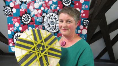 Bild: ubb
Jutta Kohlbeck hat's drauf: Mit wenigen Wickelungen zeigte sie ihren Vernissagegästen, wie ein Posamentenknopf gefertigt wird. Was leicht aussieht, erfordert natürlich viel Übung und Kreativität fürs einzelne Unikat.