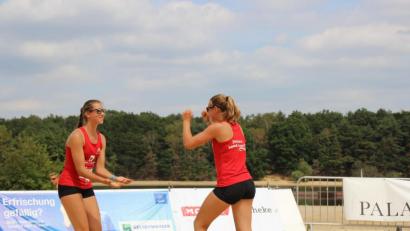 Bild: exb
Die Beachvolleyballerinnen Lotta Weiß (links) und ihre Partnerin Samira Winkler heimsen derzeit Titel um Titel ein. Nach dem U17-Bundespokal holten sie sich auch den deutschen Meistertitel bei den U17 und U18.