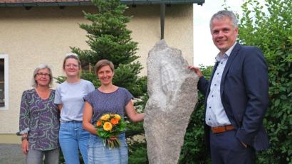 Bild: nm
Verena Reimann, Winnie-Anna Hauser, die Künstlerin Elli Billmann und Bürgermeister Thomas Meiler (von links) präsentieren am Rathaus das 2018 geschaffene Kunstwerk. Die Ergebnisse der Granit-Exkursion 2019 sind am Freitag, 9. August, um 17.30 Uhr im Plattenberg-Bruch in der Waldkirchner Straße zu sehen. Bild: nm