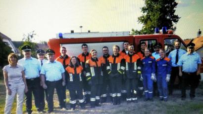 Bild: fjo
Als neuer Kreisbrandmeister hält Ortskommandant Matthias Schmidt (Zweiter von links) das erste Mal selbst ein prüfendes Auge auf seine Mannschaft.