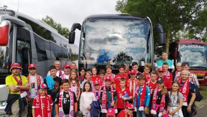 Bild: rdh
Die Reisegruppe mit Kindern und Begleitpersonal des FC Bayern-Fanclubs Thanhausen
