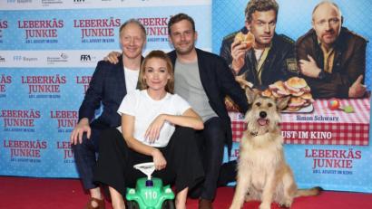 Bild: Gisela Schober/Constantin Film/obs
Ob der Hund am Freitag zur Vorstellung der Krimikomödie "Leberkäsjunkie" mit nach Tirschenreuth kommt ist nicht bekannt. Angekündigt sind aber Hauptdarsteller Sebastian Bezzel und Lisa Maria Potthoff (von rechts). Nicht dabei ist Simon Schwarz (links), dafür schaut aber wieder Autorin Rita Falk vorbei.