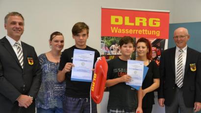 Bild: Lowak
Justin Fischer (Dritter von links) und Luca Wagner (Dritter von rechts) erhalten auch von der DLRG eine Auszeichnung für ihren Einsatz im Freibad Windischeschenbach. Die Vizepräsidenten des Landesverbands Richard Bär (rechts) und Manuel Friedrich (links) gratulieren. Auch die Mamas sind mächtig stolz auf ihre Söhne.