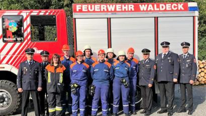 Bild: hl
Kommandant Hans Birkner, Vorsitzender Markus Prechtl, Jugendwartin Angelika Karl (von links) sowie die Schiedsrichter, Kreisbrandmeister Alois Schindler, Kreisjugendwart Wolfgang Bauer und Kreisbrandinspektor Otto Braunreuther (von rechts), lobten die Leistungen des Nachwuchses.