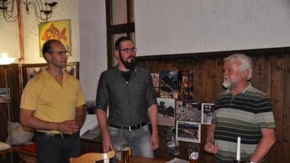 Bild: ak
Der Vorsitzende der Kulturfreunde Kaibitz, Ely Eibisch, hatte Filmemacher Robert Neuber und Martin Kohl (von links) eingeladen, die die Dokumentation „Die zweite Rettung von Bhaktapur“ vorstellten und über Hilfsprojekte vor und nach dem Erdbeben in der nepalesischen Stadt sprachen.