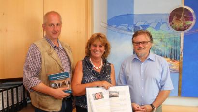 Bild: njn
Bernhard Häck (rechts) vom Bayerischen Landesamt für Denkmalpflege aus München überreichte an dritte Bürgermeisterin Sonja Heindl (Mitte) die Dokumentation über die Erbendorfer Felsenkeller. Mit auf dem Bild ist Jochen Neumann.