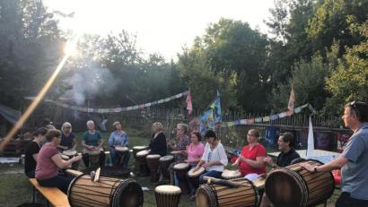 Bild: Helmut Kaiser
Die Livepercussion-Runde der KEB beim Sommertrommel im Integrationsgarten.