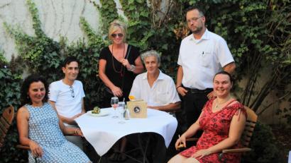 Bild: Dagmar Williamson
Marion Mack, Marcus Trepesch, Gina Uber, Robert Diem, Konstantin Schatz und Lilian Kovács eröffnen gemeinsam das Atelier Teufelsbäck. Die neue Lounge-Bar verbindet Kunstwerke mit zeitgenössischer Atmosphäre und präsentiert die Wahrzeichen der Stadt.