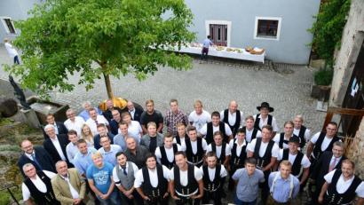 Bild: bey
Die Zimmerergesellen mit dem besten Abschluss in ihrer typischen Kleidung. Vorne von links: Tobias Trisl, Bastian Völkl und Stefan Selch, und die besten Maurergesellen Jürgen Dostler und Fabian Stock (Mitte, vorne von links). Bei der Gesellenfreisprechung mit dabei Landrat Andreas Meier, Oberbürgermeister Kurt Seggewiß, Handwerkskammer-Vizepräsident Karl-Heinz Moser (links im Bild), Obermeister Werner Ott (hinten, Dritter von links), Obermeister Adrian Blödt (vorne, rechts) sowie zahlreiche weitere Ehrengäste.