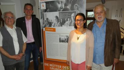 Bild: adj
Werner Spiesmacher (links) und Vorsitzender Alfons Bart(rechts) freuen mit Bürgermeister Ernst Schicketanz (Zweiter von links) und Tamara Prause (Zweiter von rechts) die Ausstellung im Heimatmuseum präsentieren zu dürfen.