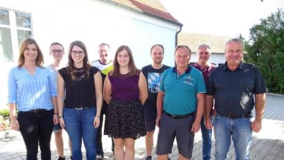 Bild: ral
Das Bild zeigt (von links) Carina Piehler, Robert Kraus, Carolin Merkl, Andreas Flierl, Marie Gradl, Tobias Braun, Karl Mutzbauer, Josef Piehler und Bürgermeister Josef Deichl.