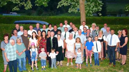 Bild: fjo
An seinem 85. Geburtstag freut sich Johann Woppmann (vorne, Mitte) über viele Glückwünsche.