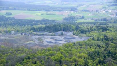 Bild: mür
Der Betrieb des Basaltwerks am Teichelberg ist seit Ende 2018 eingestellt. Wie es mit dem stillgelegten Abbaugebiet weitergeht, steht noch nicht fest.