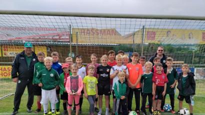 Bild: jr
18 Kinder kamen am Samstag zum Schnuppertraining des SV Mitterteich. Die Kinder zeigten reges Interesse am Fußballsport. Jugendleiter Markus Rosner (hinten rechts) lud die jungen Kicker zum Besuch der regelmäßigen Trainingsabende ein.