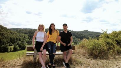 Bild: Christine Hollederer
Tourismusfachwirtin Regina Wolfohr zeigt Trinh und Max (von links) von Urlaubsguru die schönsten Stellen im Landkreis.