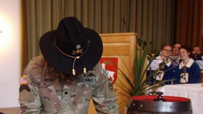 Bild: u
Das 45. Marktplatzfest des Musikzugs wird einmal mehr zu einer kleinen Demonstration deutsch-amerikanischer Freundschaft. Den Bieranstich übernimmt der Bataillonskommandeur der First Squadron of the Second Stryker Cavalry Regiment der US Army, Lieutenant Timothy Wright. Beim Freundschaftsfest im Mai im Josefshaus hat er bereits bewiesen, dass er das Bierfassanzapfen beherrscht.