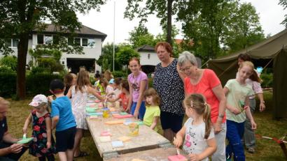 Bild: bey
OWV-Vorsitzende Christine Hundhammer (im dunklen Shirt) freut sich über die große Resonanz auf das Kinderferienprogramm "Futterhäuschen bauen" gegenüber vom Wohnhaus Willi Bleich, der dort die für den Bau notwendigen Einzelteile vorgefertigt hatte.
