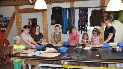 Bild: ak
Magdalena Wolf (rechts) zeigte den Kindern die einzelnen Arbeitsschritte, in denen aus Wolle Filz entsteht.