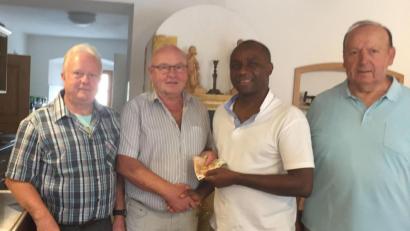 Bild: gpa
200 Euro spendet auch die Gesellschaft "Frohsinn" für das Brunnenbau-Projekt von Pfarrer Paul (Zweiter von rechts). Das Geld überreichen die Vorstandsmitglieder (von links) Hugo Weissel, Erwin Dromann und Rudolf Danzer (rechts).