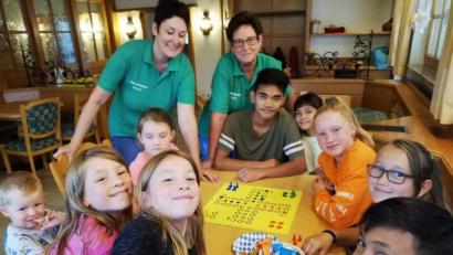 Bild: u
Das "Mensch ärgere dich nicht"-Turnier des Heimat- und Trachtenvereins ist wieder eine spannende Angelegenheit. Siegerin wuird wie im Vorjahr Hannah Riß (Vierte von links) vor Denzel Nino (Mitte) und Anna Raith (Dritte von rechts). Jugendleiterin Steffi Riß (stehend links) und Sieglinde Meier (stehend rechts) passen auf, dass beim Spiel alles mit rechten Dingen zugeht.