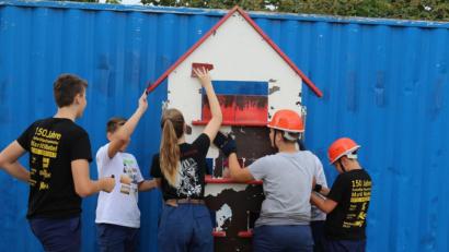 Bild: sei
Wenn die Jugendlichen beim Berufsfeuerwehrtag nicht auf einem Einsatz waren, renovierten sie das Spritzenhaus, das für Kinderbelustigung verwendet wird.