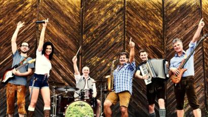 Bild: exb/Hans-Jürgen Gruber
Die Musiker von "Popsixxx" sind erneut zu Gast auf dem Sportgelände in Kleinwinklarn. Beim Open-Air am 14. August möchten sie gute Stimmung unterm Publikum verbreiten.