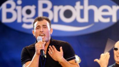 Bild: Gero Breloer/dpa
Zlatko Trpkovski singt im Jahr 2000 in Köln bei einer Party zum Finale der Fernsehshow "Big Brother".