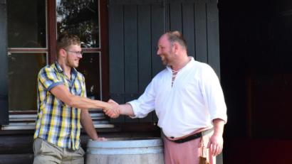 Bild: exb/Karl Drexler
Hans-Jürgen Porsch (rechts) heißt den neuen Bergwirt Harald Grauvogl willkommen.