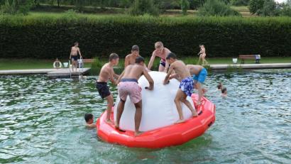 Bild: wku
Der Planet Saturn mit seinem Ring dient als Vorbild für das Wasserspielgerät, das sich beim Königsteiner Badfest großer Beliebtheit erfreut.