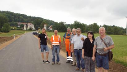 Bild: mmj
Die offizielle Bauabnahme der Straße von Weberhäuser nach Friedrichshäng ist erfolgt. Den Bauverlauf Revue passieren ließen (von links) Matthias Vogl, Norbert Betz (beide Firma Seebauer), Bauhofleiter Josef Haberl, Dritter Bürgermeister Josef Höcherl, VG-Geschäftsleiter Matthias Jeitner, Bürgermeisterin Birgit Höcherl und Ingenieur Ernst Pledl.