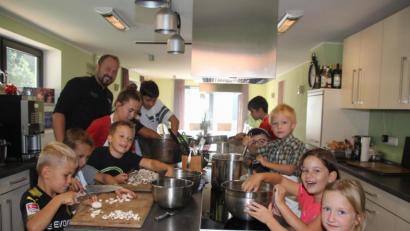 Bild: frd
Mit Eifer waren die Kinder beim Zubereiten der Pizza dabei, das machte auch Spitzenkoch Andreas Meier (links) großen Spaß.