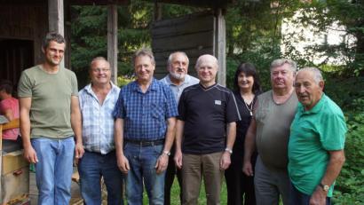 Bild: mmj
Vorsitzender Stefan Weinfurtner (links) und Bürgermeisterin Birgit Höcherl hießen zum Jubiläumstreffen Gründungs- und Vorstandsmitglieder des Imkervereins willkommen. Darunter auch die ehemaligen Vorsitzenden Karl Winter (rechts) und Richard Forster (Vierter von rechts).