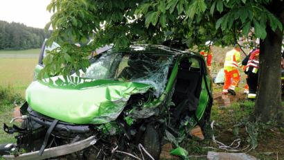 Bild: gfr
Nur noch Schrottwert hatte der grüne Corsa, mit dem der 24-Jährige die Mauer rammte.