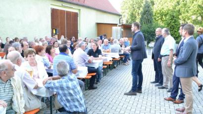 Bild: hcz
CSU- Fraktionsvorsitzender Markus Bäumler und seine Partei- Kollegen Hans Blum, Alois Lukas, Stephan Gollwitzer sowie OB- Kandidat Benjamin Zeitler begrüßen über 160 Gäste beim Sommerfest.