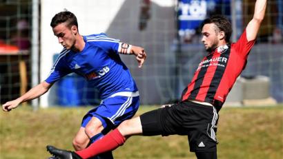 Bild: btg
Kapitän Andreas Koppmann (links, Szene aus der Partie gegen den SC Luhe-Wildenau) und der SV Etzenricht erwarten am Samstag den FV Vilseck.