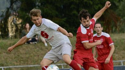 Bild: ham
Eine unnötige 1:2-Heimniederlage musste der TV Nabburg gegen den FC Neunburg v. W. vorige Woche einstecken. Das Bild zeigt eine Szene mit dem Nabburger Philipp Schlosser (Mitte) gegen FC-Spieler Michal Mastny (links). Die Neunburger, die mit zwei Siegen in die Saison gestartet sind, wollen am Sonntag zuhause gegen Ettmannsdorf II nachlegen. Nabburg muss zur SG Silbersee.