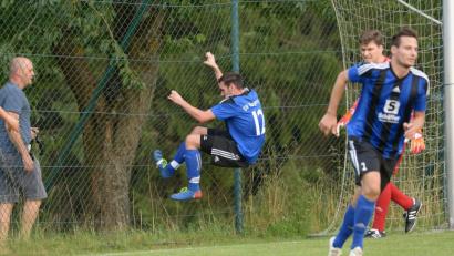 Bild: ref
Andreas Hammerl am Zaun macht es vor: Der SV Raigering klettert wieder nach oben, gegen den TSV Stulln soll der nächste Sieg her.