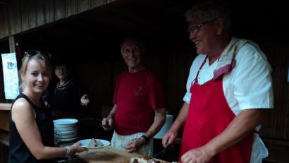 Bild: ksi
Sepp Hanauer schneidet den Rollbraten Portionsweise