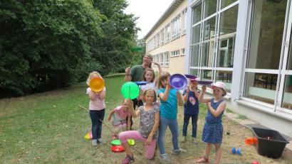 Bild: jzk
Einen Teller zu blancieren, ist gar nicht so leicht. Bis zu ihrer Vorstellung hatte es Uwe Pleschke (hinten) den Mädchen und Buben beigebracht.