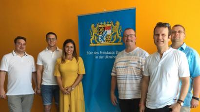 Bild: CSU
Auf Besuch in Kiew: Klaus Schmidt (von links) Stefan Schmid, Viktoriia Kalinichenko, Leiterin des Büros des Freistaats Bayern in der Ukraine, ASP-Bezirksvorsitzender Andreas Otterbein, Bernhard Kopp und 
Markus Donnhauser.