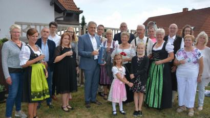 Bild: jr
Goldene Hochzeit feierten am Donnerstag Brigitte und Manfred Märten (Mitte), hier eingerahmt mit ihren Kindern, Enkeln und Urenkeln. Die gebürtigen Berliner leben seit 1998 in Pleußen und sind längst „echte Bayern“ geworden, wie auch am Outfit zu erkennen ist. Die Glückwünsche der Stadt überbrachte Bürgermeister Roland Grillmeier (7. von links).