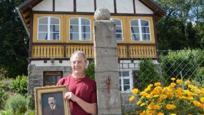 Bild: Gabi Schönberger
Joe Arnold besitzt eine Portrait, das Benno Zuber zeigt. Der Maler aus Franken soll viel Zeit in dem Gartenhaus verbracht haben, das heute Arnold gehört.