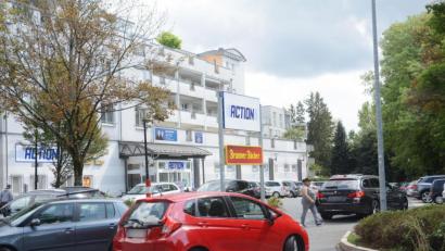 Bild: Gabi Schönberger
Viel Action vor dem Action-Markt: Die Parkplätze dort an der Friedrich-Ebert-Straße sind heiß begehrt. Nicht nur von Kunden, sondern vermehrt auch von Patienten der Arztpraxen, die sich im selben Gebäude befinden.