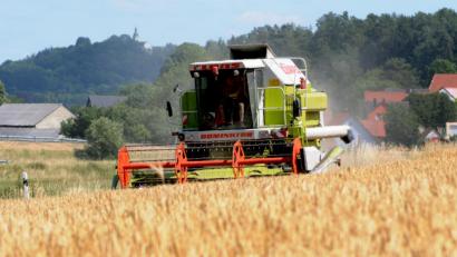 Bild: Stephan Huber
Landwirt Schmidt aus Mörswinkl (Landkreis Amberg-Sulzbach), holt mit seiner Tochter und dem Schwiegersohn die Wintergerste bei Kummerthal ein.Mit Mähdrescher, Bulldog und Hänger kommt schweres Gerät zum Einsatz.