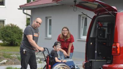 Bild: wpt
Der Verein Sonnenblicke Nordoberpfalz hat es möglich gemacht: Familie Reichl aus Neusorg hat einen neuen, feuerroten und behindertengerechten VW-Caddy Maxi.