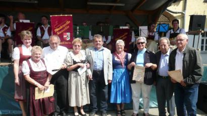 Bild: amö
Bürgermeisterin Sonja Meier und die Landsmannschaft-Vertreter Betty und Ludwig Wellnhofer sowie Helga Gattinger (von links) ehrten (von rechts) Alois Deml, Ludwig Vogl, Erna Anwander, Frieda Held und Johann Pregler für langjährige Mitgliedschaft.
