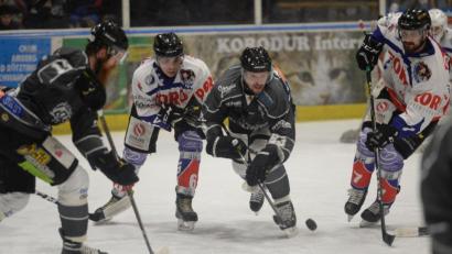 Bild: brü
In gut zwei zwei Monaten geht es wieder los in der Eishockey-Landesliga. Der ERSC Amberg (dunkle Trikots) startet mit zwei Auswärtsspielen, dann folgen wir Heimpartien am Stück.